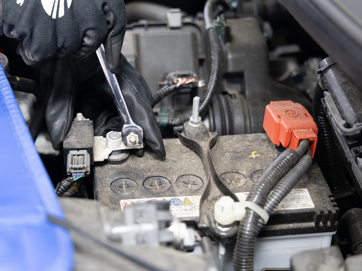 ▲赤いカバーの付いた端子がプラス