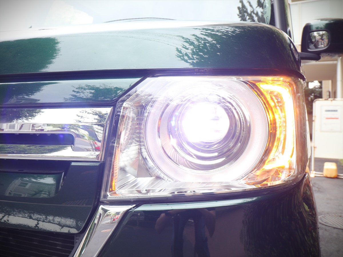 「N-BOX」のヘッドライトはロービーム、ハイビーム、ポジションライトとウインカーがすべて一体化され