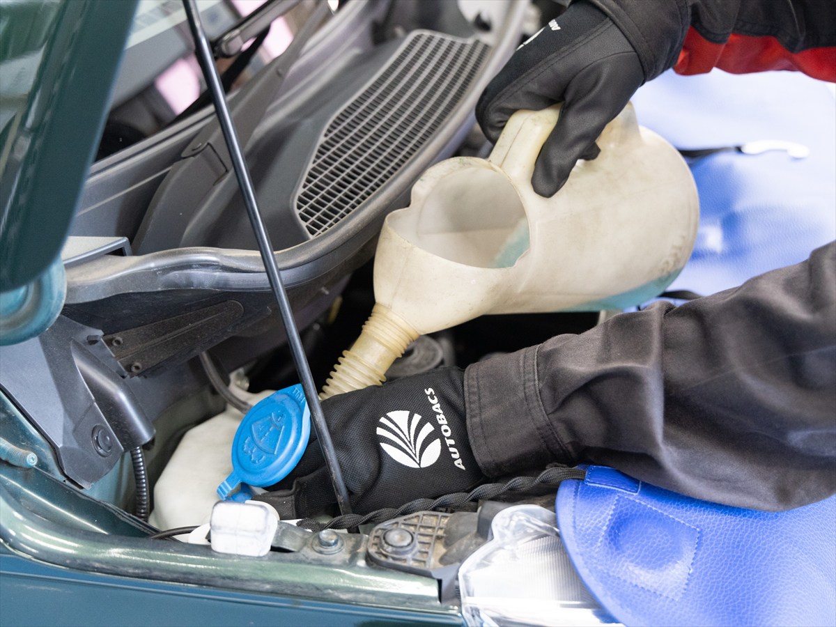 入れづらいときはジョッキを使用するとやりやすい