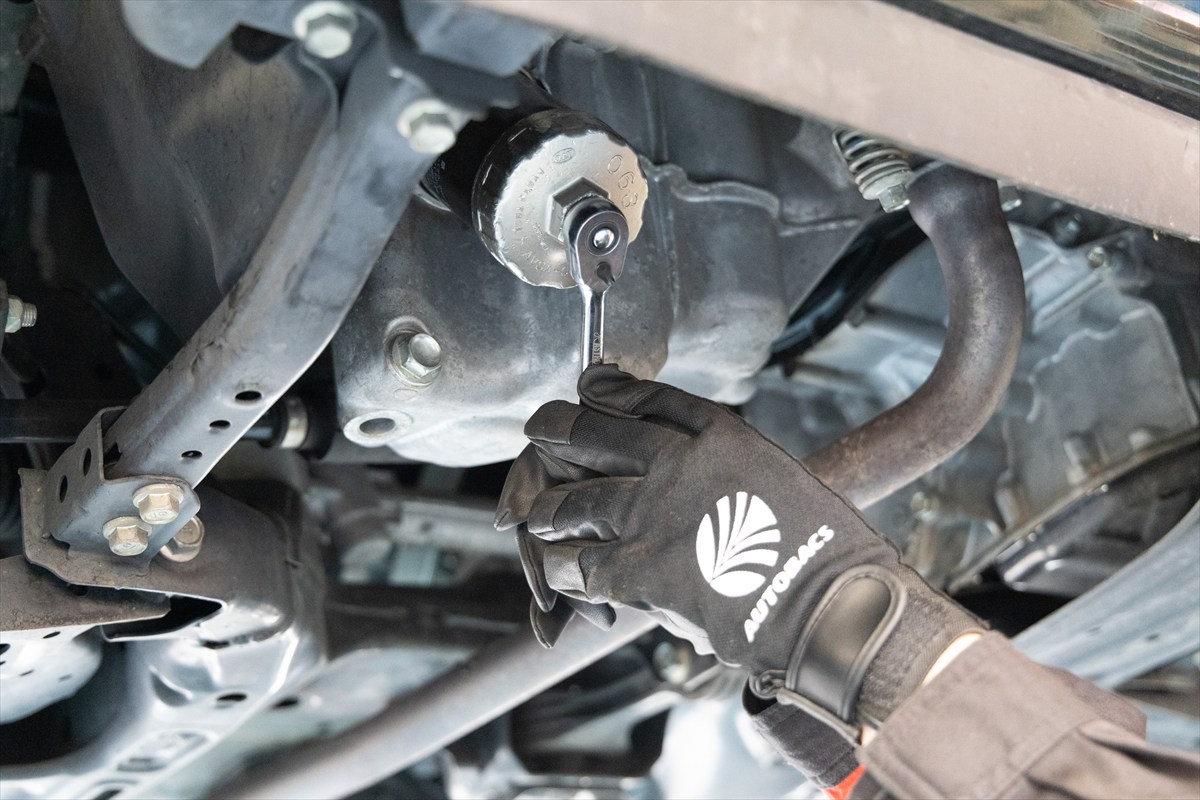 ▲「N-BOX」のオイルフィルターは下部にあるためジャッキアップが必要