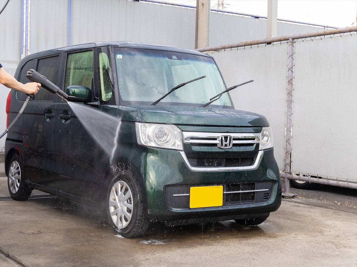 ホイールハウス（タイヤとボディの隙間）の汚れも洗い流す