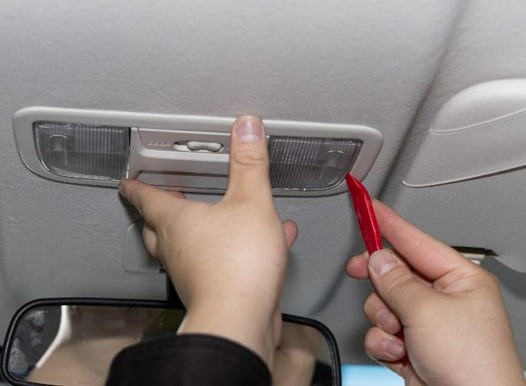 内装剥がしを使って外す