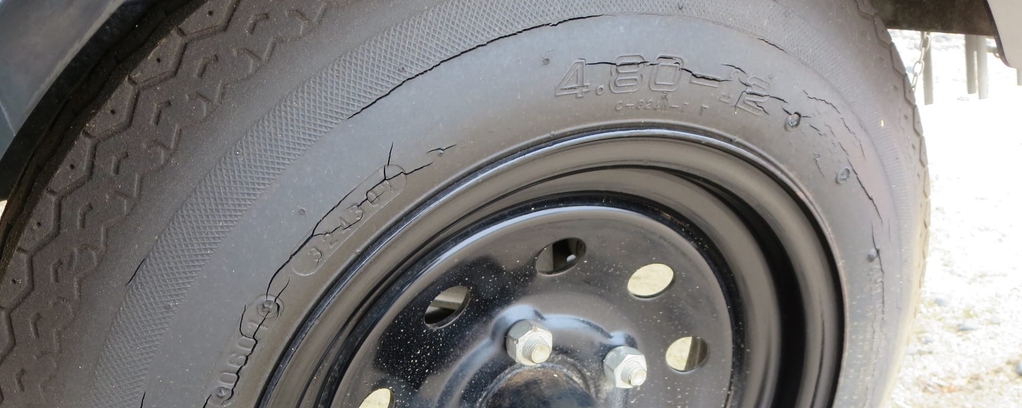タイヤのひび割れ（クラック）は交換すべき？対策や交換レベルを解説