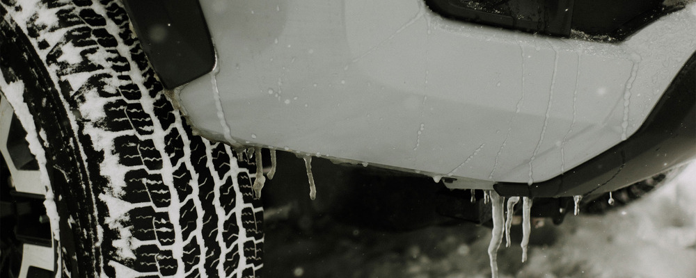 雪をかぶった車