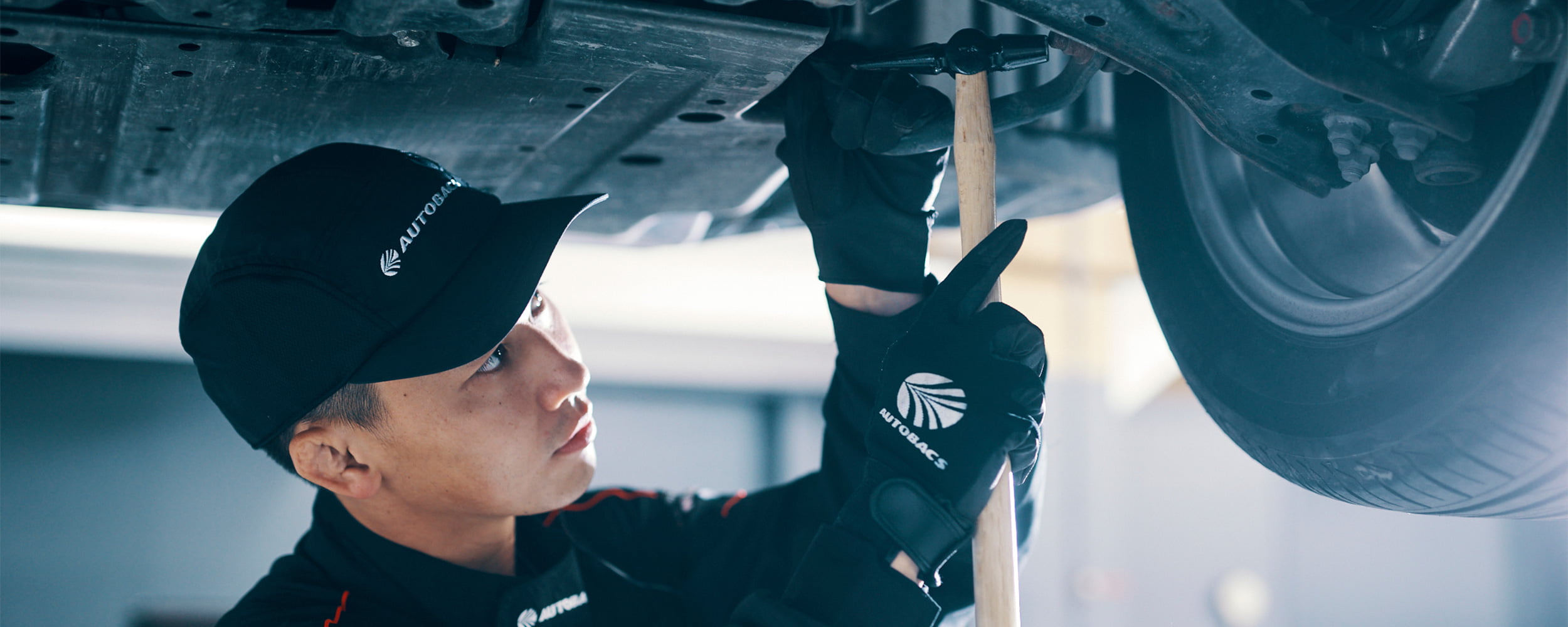 車の整備シーン